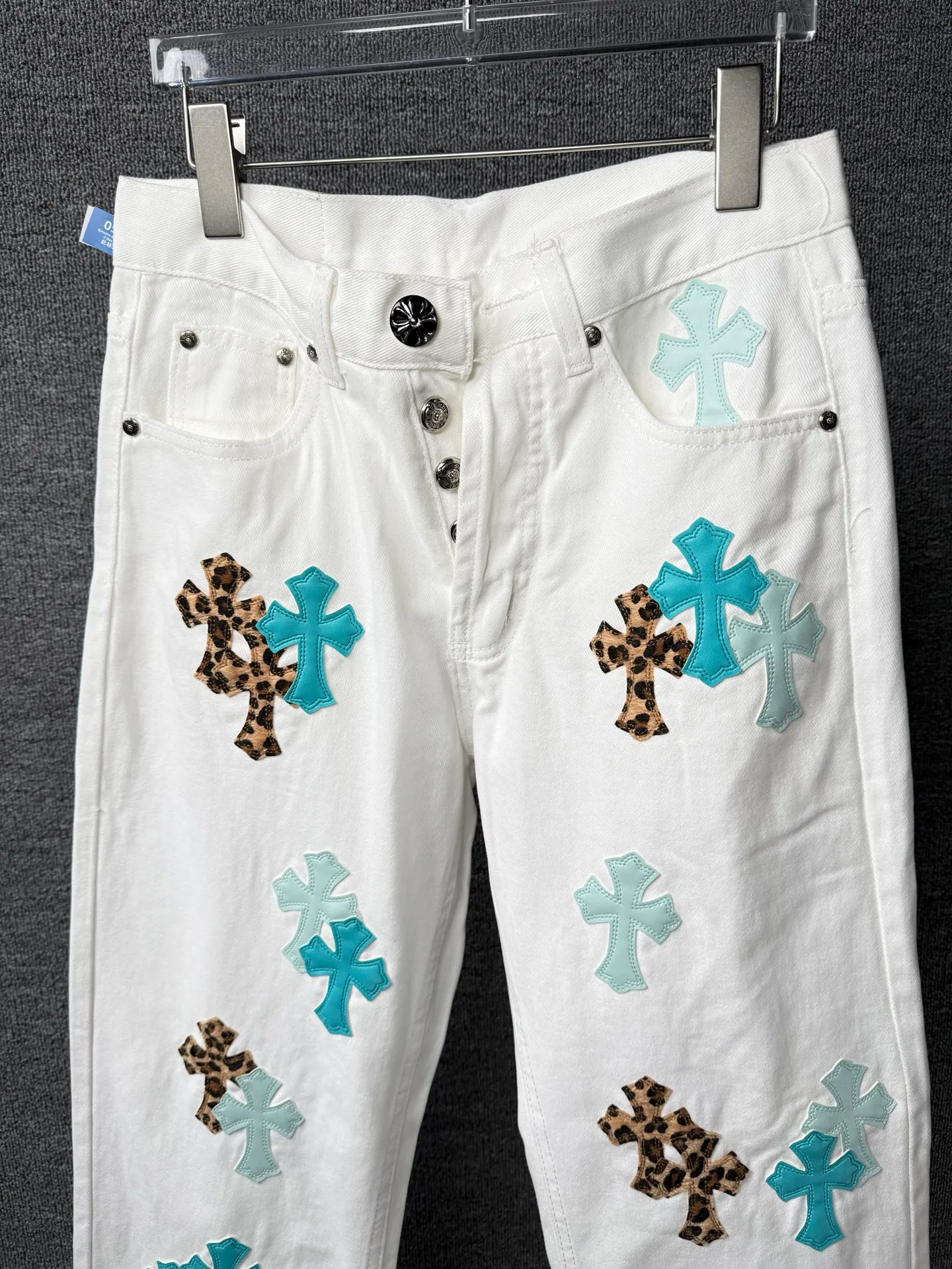 P260 💰 (Top version) Chrome Hearts/Chrome Hearts Classic daytime blue cow series colored leather cross washed color fabric unisex denim trousers Vibe style straight stacked god-level version Carbon fine bias denim color cloth Old vintage complete set of hardware - Chrome Hearts white cow series The high version uses high-ounce custom fabrics, fermentation washing and soft color fixation, soft and thick to wear, the details are all made by hand-polished craftsmanship, all-over printed jacquard fabric Unique design style. Through multiple processes to create a full retro feel. Unique niche non-contrast shirt. Customized distressed spray-painted buttons. Craftsmanship in every detail. Color: blue leather leopard print. Size: 28-30-32-34 (corresponding to S-M-L-XL)